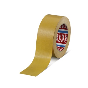 Rolle mattbraunes tesa 4434 Abdeckklebeband „Elefantenhaut“ auf weißem Grund. Blauer und roter tesa-Kern sichtbar. Ein Stück ist abgerollt und zeigt leicht glänzende Oberfläche. Ideal für Sandstrahl- und Schleifarbeiten.