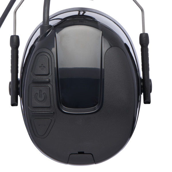 Schwarze, ovale Ohrmuschel eines Gehörschutz-Headsets. Auf der Oberfläche sind ein rechteckiges, dunkles Display und drei schwarze Tasten vertikal: Lauter, Ein/Aus, Leiser. Seitlich ist der silberne Bügel sichtbar. 3M Peltor WorkTunes.