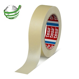Beiges, leicht gekrepptes tesa Abdeckband für präzise Maler- und Lackierarbeiten. Rolle mit tesa-Logo auf dem Kern, ein Streifen des dünnen, flexiblen Bandes ist abgerollt. Sauber und rückstandsfrei entfernbar.