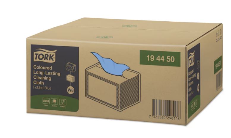 Braune Tork-Kartonverpackung mit dunkelblauen und grünen Etiketten. Aufschrift: "Coloured Long-Lasting Cleaning Cloth Folded Blue". Illustration: Stapel blauer, gefalteter Tücher, eins wird herausgezogen. Prod.-Nr. 19 44 50, Barcode sichtbar.