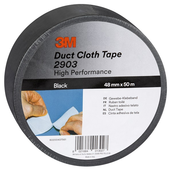 Eine Rolle schwarzes 3M Gewebeklebeband Modell 2903 mit Produktetikett. Darauf steht „Duct Cloth Tape High Performance Black 48 mm x 50 m“ und ein Bild zeigt, wie Hände das Band leicht von Hand abreißen. Textur sichtbar.