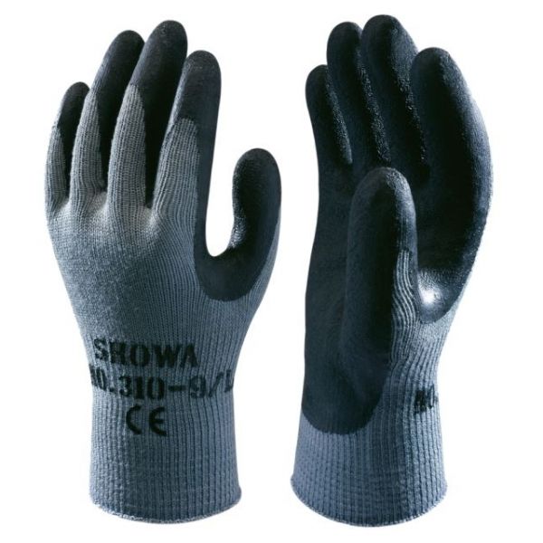Eng anliegende graue Strickhandschuhe mit griffiger schwarzer Nitrilbeschichtung auf Handflächen und Fingerkuppen für sicheren Halt. Elastische, grau gerippte Bündchen. Auf dem linken Handschuh: „SHOWA 310-9/L CE“ und CE-Zeichen.