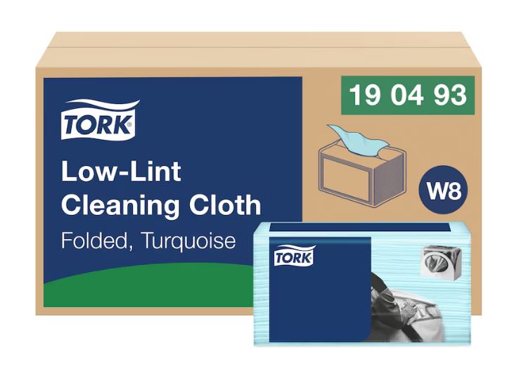 Zwei Tork fusselarme Reinigungstuch-Packungen in Türkis. Große braune Kartonbox mit blauem Etikett (W8-Spendersystem). Davor kleinere Plastikpackung mit gefalteten 1-lagigen Tüchern. Beide mit Tork Logo, zur Einzelblattentnahme.