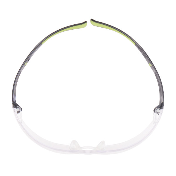 3M SecureFit Schutzbrille mit klaren Polycarbonatscheiben und integriertem Dioptrienbereich 1,50. Schwarz-grünes Gestell mit leuchtend grünen Akzenten an den Bügelenden und transparenten Nasenpads. Von oben leicht geöffnet gezeigt.