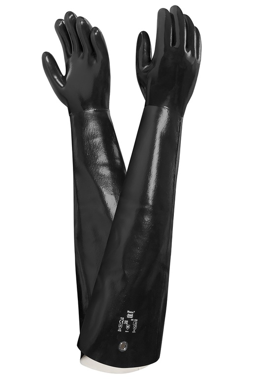 Zwei lange, schwarze Schutzhandschuhe mit glänzender Oberfläche stehen vor weißem Hintergrund. Die Stulpen reichen über den Unterarm. Der rechte Handschuh überlappt den linken. Unten sind weiße Symbole und Text erkennbar.