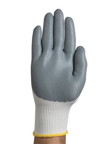 Rechte Hand in grauem und weißem Arbeitshandschuh, Handfläche nach vorne, Finger leicht gespreizt. Graue Beschichtung auf Handfläche und Fingern, Handrücken und Schaft weiß gerippt, gelber Rand am Abschluss.