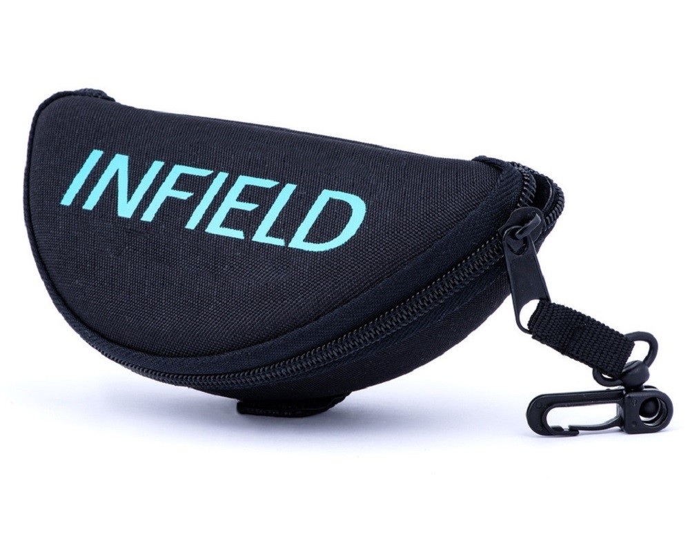 Étui à lunettes noir semi-circulaire « Infield Safety » avec fermeture à glissière et logo «INFIELD» bleu clair. Sur le côté droit, mousqueton sur courte lanière pour fixation ceinture ou sac. Robuste.