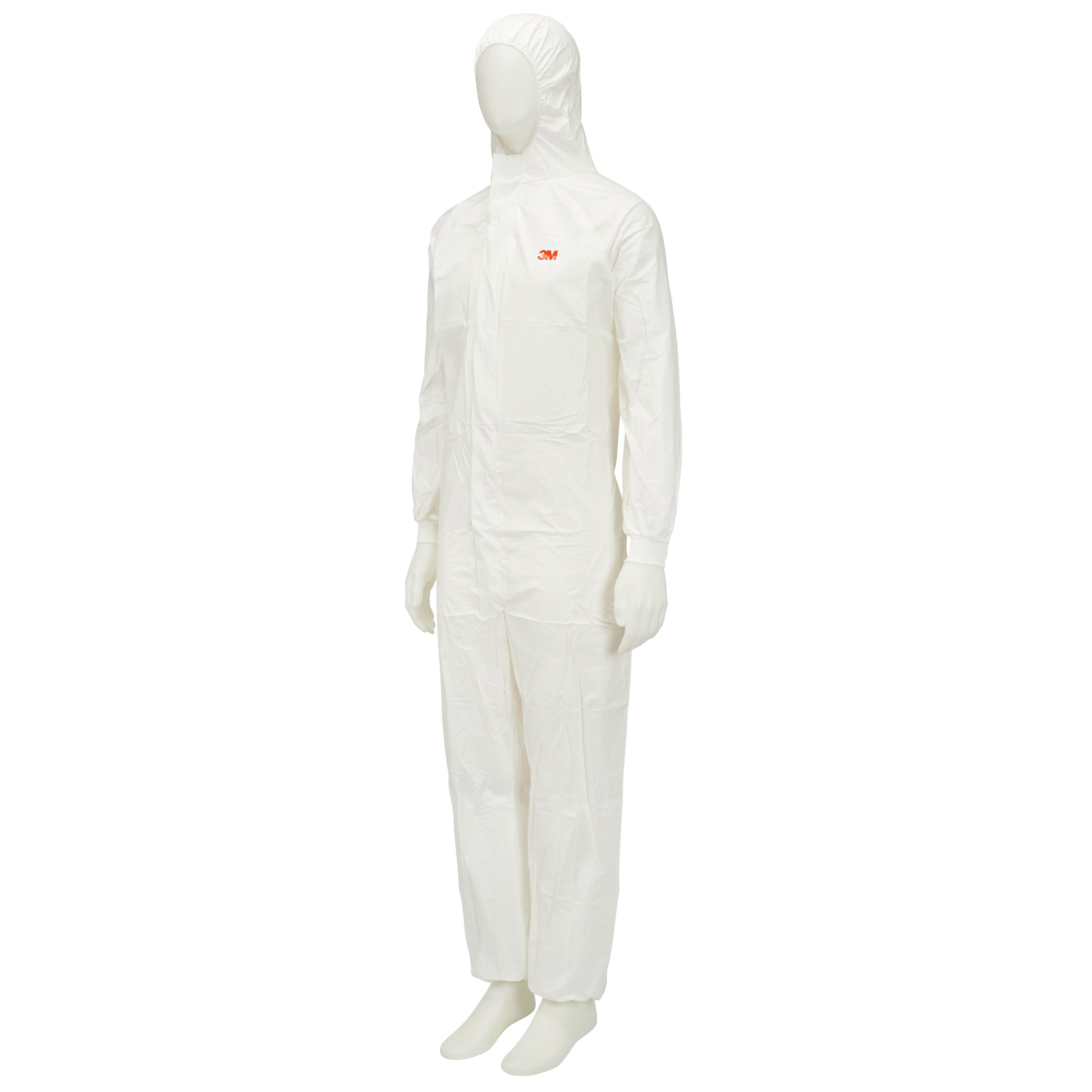 Weißer, leichter 3M Schutzanzug Typ 5/6 an einer Schaufensterpuppe. Bedeckt den ganzen Körper mit eng anliegender Kapuze, elastischen Bündchen an Armen und Beinen. Knitterarmes, mikroporöses Material mit rotem 3M Logo.