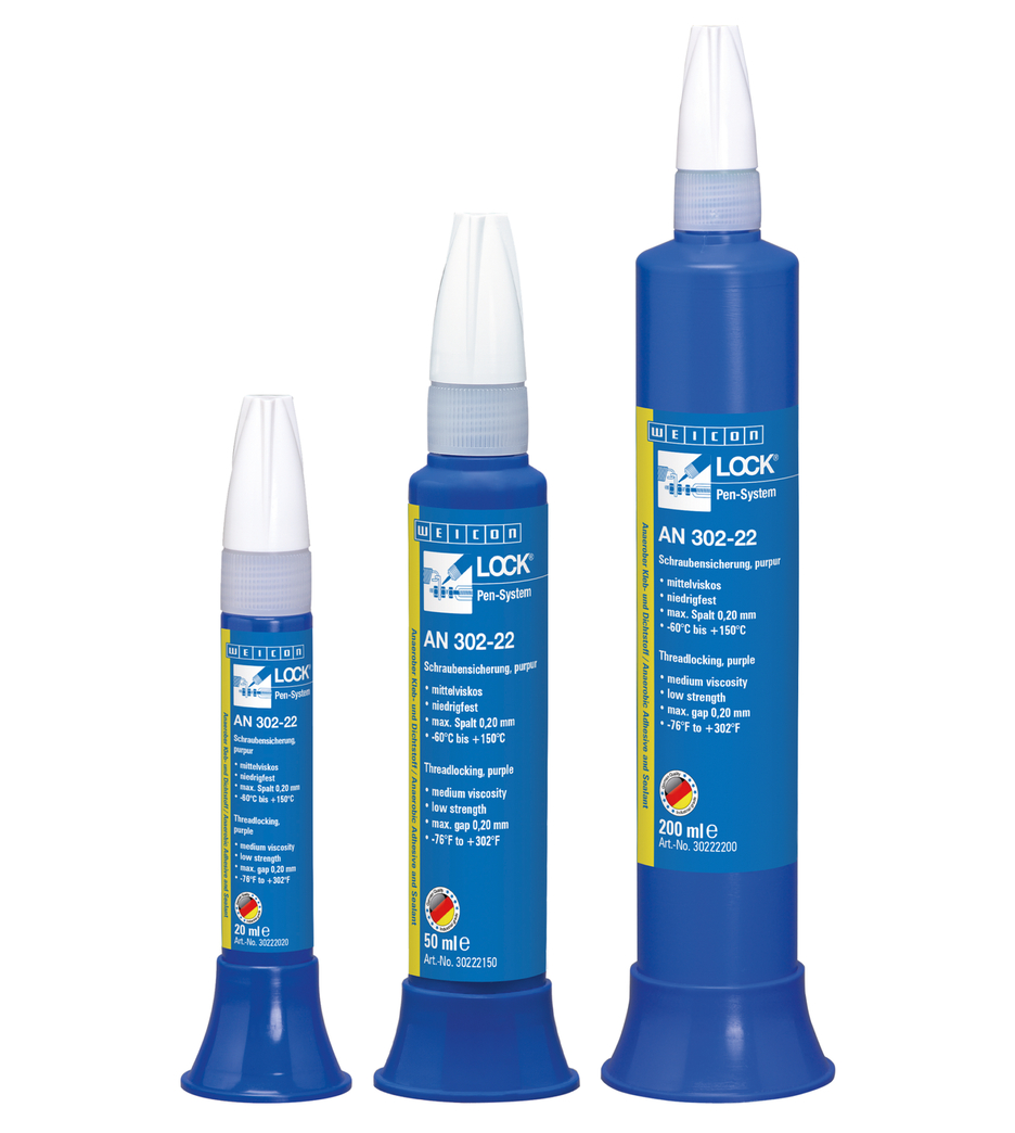 Drei blaue Flaschen Schraubensicherung WEICONLOCK AN 302-22 (20ml, 50ml, 200ml) stehen nebeneinander. Mit weißen Dosierspitzen und blauen Standfüßen. Etiketten: Produktname, Weicon-Logo, "mittelviskos", "niedrigfest" Pen-System.