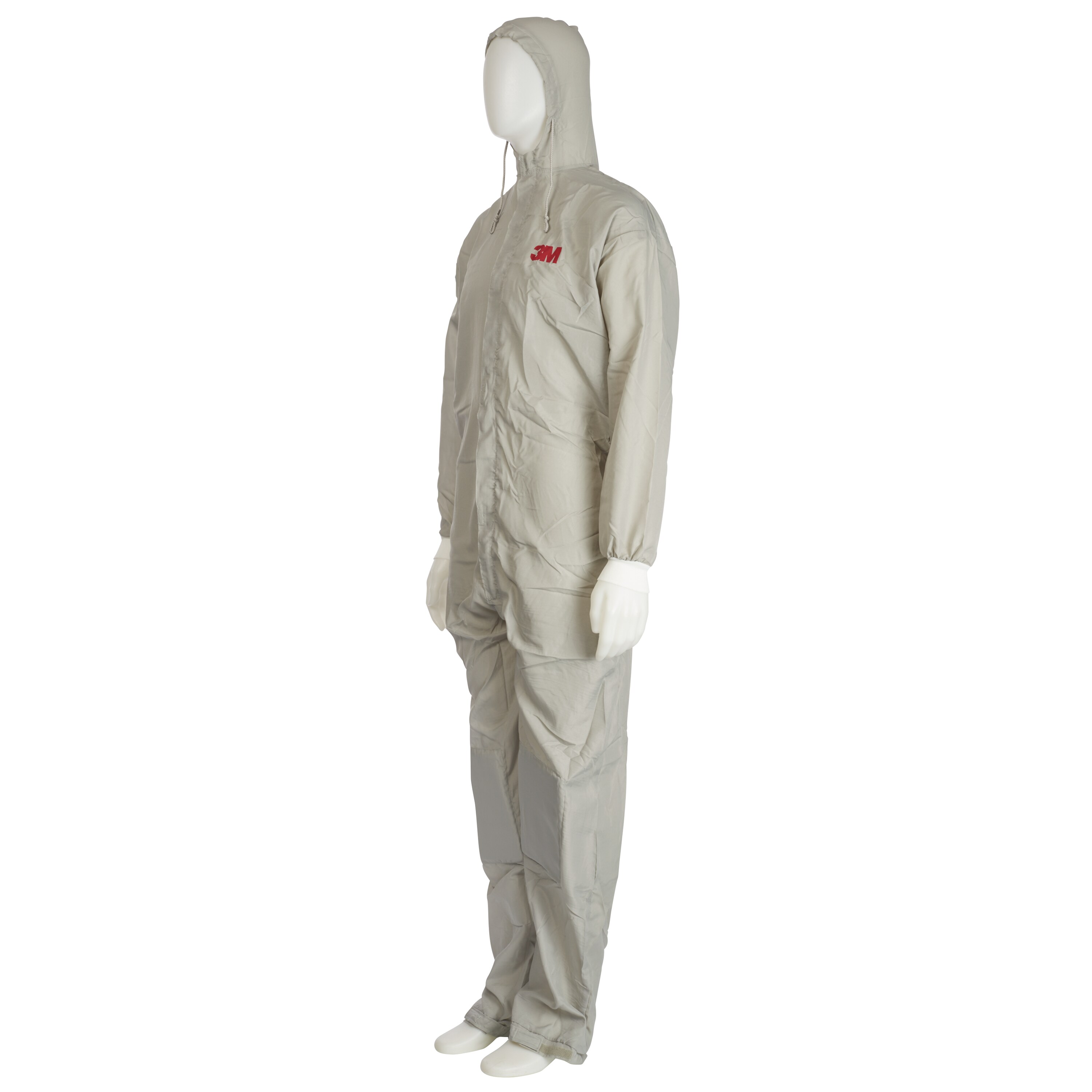 Beiger 3M Schutzoverall, seitlich auf Schaufensterpuppe. Einweganzug mit Kapuze und Kordelzug, langen Ärmeln mit elastischen Bündchen und Beinabschlüssen mit Klettverschluss für sicheren Sitz. Ideal für Malerarbeiten oder Chemikalien.